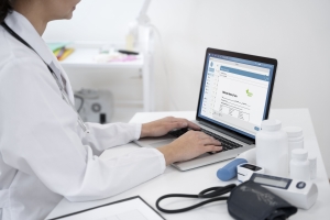 Outsourcing Hospital Accounts Receivable vs. In-House: Pros & Cons 