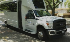 Houston Airport Shuttle Service vs. Rideshare: Which One Wins?