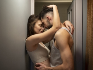 Do You Feel Pressure to ‘Perform’ in Bed? Here’s a Better Way