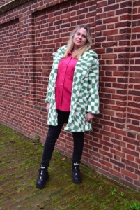 Do You Prefer Bold Makeup or a Natural Beauty Look—and Why?