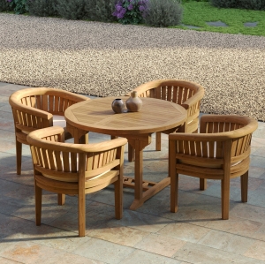 Choosing a Teak Outdoor Set That Combines Comfort and Style