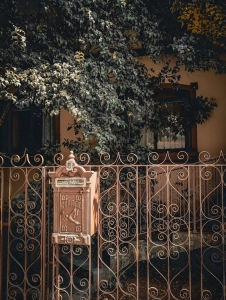 Boosting Curb Appeal with Custom Aluminum Fence Installation