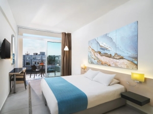 Top 7 Hotel Room Features for a Productive & Relaxing Workcation