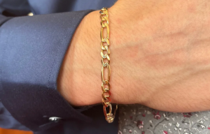 The Enduring Elegance of the Figaro Gold Bracelet: A Timeless Choice from Arthur Groom & Co.