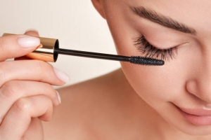 How to Use Eyelash Curler for Different Eye Shapes