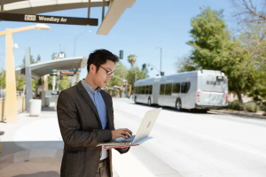 The Role of Corporate Bus Shuttles in Hybrid Work Models