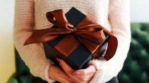 How to Use Gift Cards to Stay on Budget (and Still Impress)