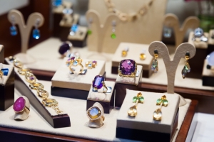 Trendy vs Timeless: How to Choose Jewelry That Lasts