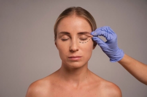How Eye Bag Removal Works in Edinburgh Aesthetic Clinics