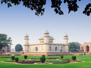 Same Day Agra Tour by Car from Delhi – See the Majestic Taj Mahal in One Day
