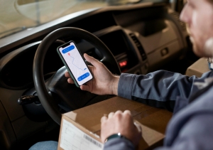 How Real-Time Tracking Enhances Courier Delivery App Performance