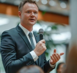 Top Reasons to Book Professional Sports Speaker for Your Next Event