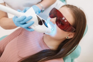 How Teeth Whitening Near Me Differs from At-Home Kits