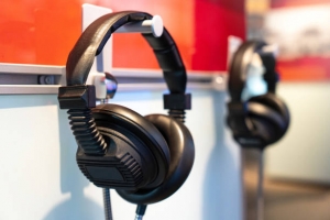 Understanding the Sound Isolation of Closed-Back Headphones