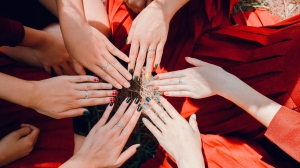 What Are 10 Steps In A Manicure?