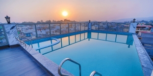 Top Benefits of Staying in a Rooftop Swimming Pool Hotel