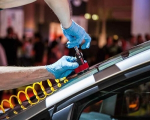 Why Choose A Reliable Oakland windshield Replacement Service?