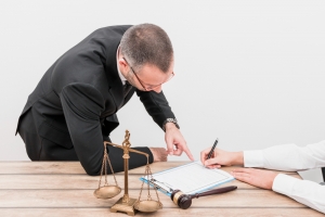 Choosing Between Legal Aid and Private Lawyers in Toronto