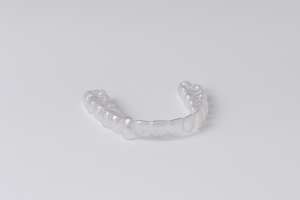 Straightening your smile discreetly this summer