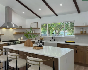 The Benefits of Custom Kitchen Cabinets for a Modern Home