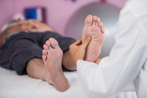 How to Inspect Feet for Diabetic Foot Care at Home in Dubai