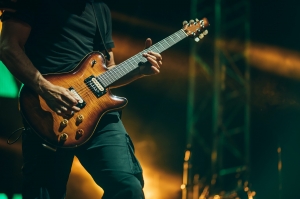 Are Online Guitar Lessons the Best Way for Beginners to Learn Guitar?