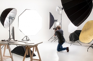 Reflectors and Diffusers in Jewelry Photography: Why They Matter