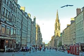 Beyond the Postcard: An Unforgettable First Encounter with Edinburgh