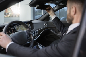 Mercedes V-Class: The Best Choice for VIP Guests in Qatar
