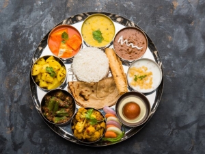 Vegetarian vs Non-Vegetarian Indian Thalis: What’s Inside?