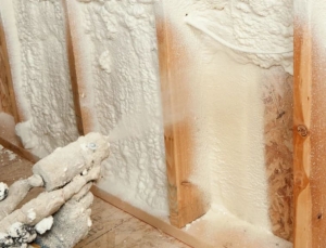 How Professional Insulation Contractors in Des Moines Improve Home Comfort