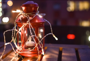 As Holiday Light Displays Grow More Elaborate, Homeowners Weigh DIY Installation Risks