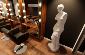 Top Reasons Why a Salon Booking App Is a Must-Have for Modern Beauty Lovers