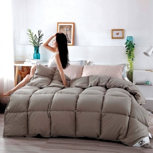 Lightweight Comforters That Feel Like Sleeping in a Gentle Hug