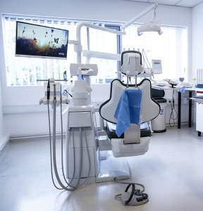 Krone, mostički ali implantati – kaj najbolj ustreza vašemu nasmehu?
