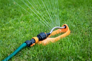 Which sprinkler is best suited for a small lawn and how do I properly set it up?