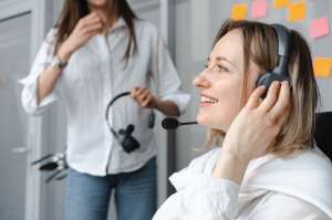 Why Businesses Outsource Live Chat Instead of Handling It In-House