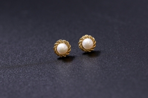 The Power of Choosing Earrings That Frame Your Face