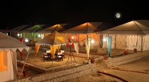 What amenities can guests expect in a standard Sandcastle Room?