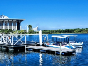 Boat Lift in Cape Coral, FL: Manual vs. Electric Systems Compared