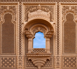 What color stone was used to build Patwon Ki Haveli?
