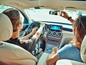 Qu’est-ce qui rend la location de voiture à Marrakech si pratique pour les voyageurs ?
