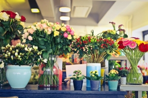 FlowersMart: Excellent Red Roses Bouquet for High-End Floral Gifts in UAE