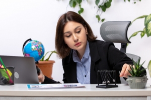 How Employer of Record Services in India Reduce Legal and Payroll Risks