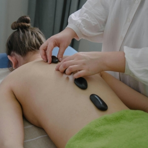 A Traveler’s Guide to Hot Stones Massage Therapy in NYC