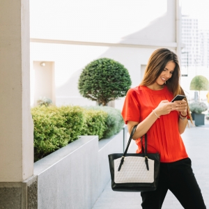 How to Match Phone Bags for Women with Every Outfit Effortlessly