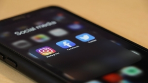 Risks and Benefits of Using New Social Media Apps for Teenagers 