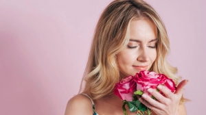 9 Anti-Aging Properties of Rose Water and How to Use It