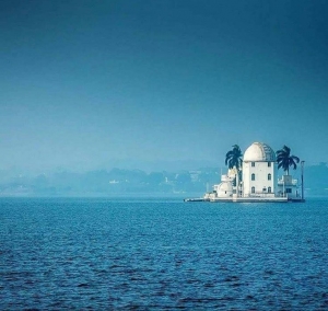 Enjoy a Peaceful Ride to Fateh Sagar Lake with Udaipur’s Trusted Taxi Service