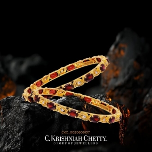 Step into the world of brilliance with stunning gold and diamond jewellery at Commercial Street Bangalore’s premier stores.